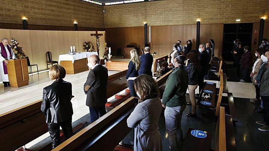 A la izquierda, el funeral, oficiado por Celso González. A la derecha, Ángel Lorenzo, Gelu Rodríguez, Javier Martínez, Carlos Osorio y Pablo Gallego, en el tanatorio.