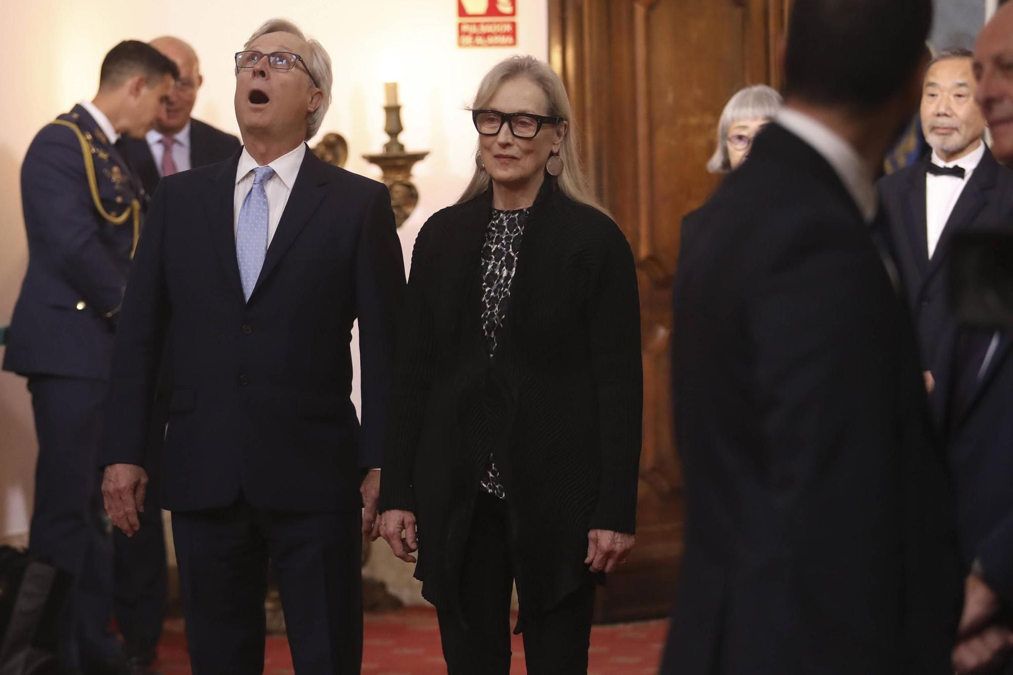 EN IMÁGENES: Personalidades, políticos y premiados se dan cita en el hotel de la Reconquista antes de la ceremonia de entrega de los Premios "Princesa"