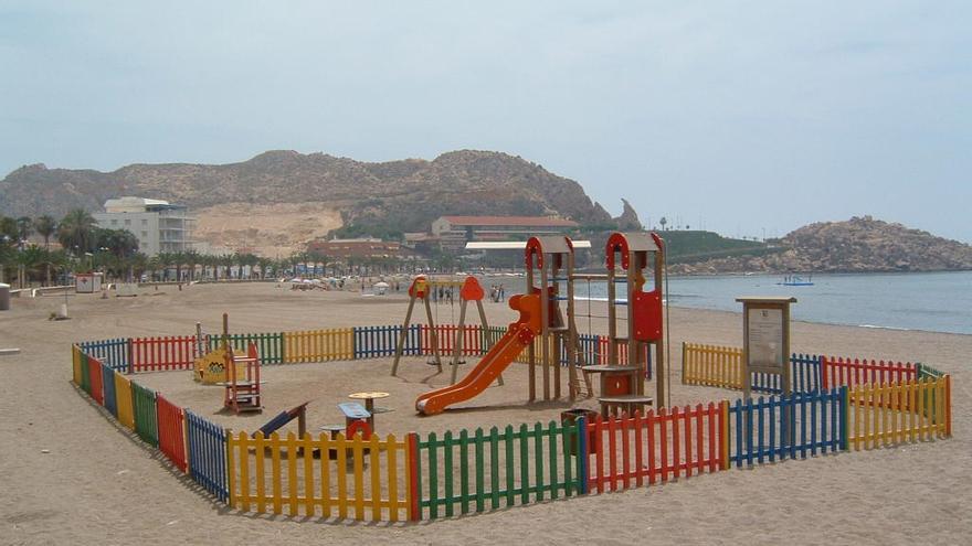 Columpios en la playa de las Delicias.