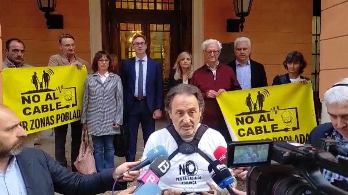 Un portavoz de la plataforma lee el texto de la PNL en un acto que ha contado con el apoyo de los representantes de PP, El Pi y Cs.