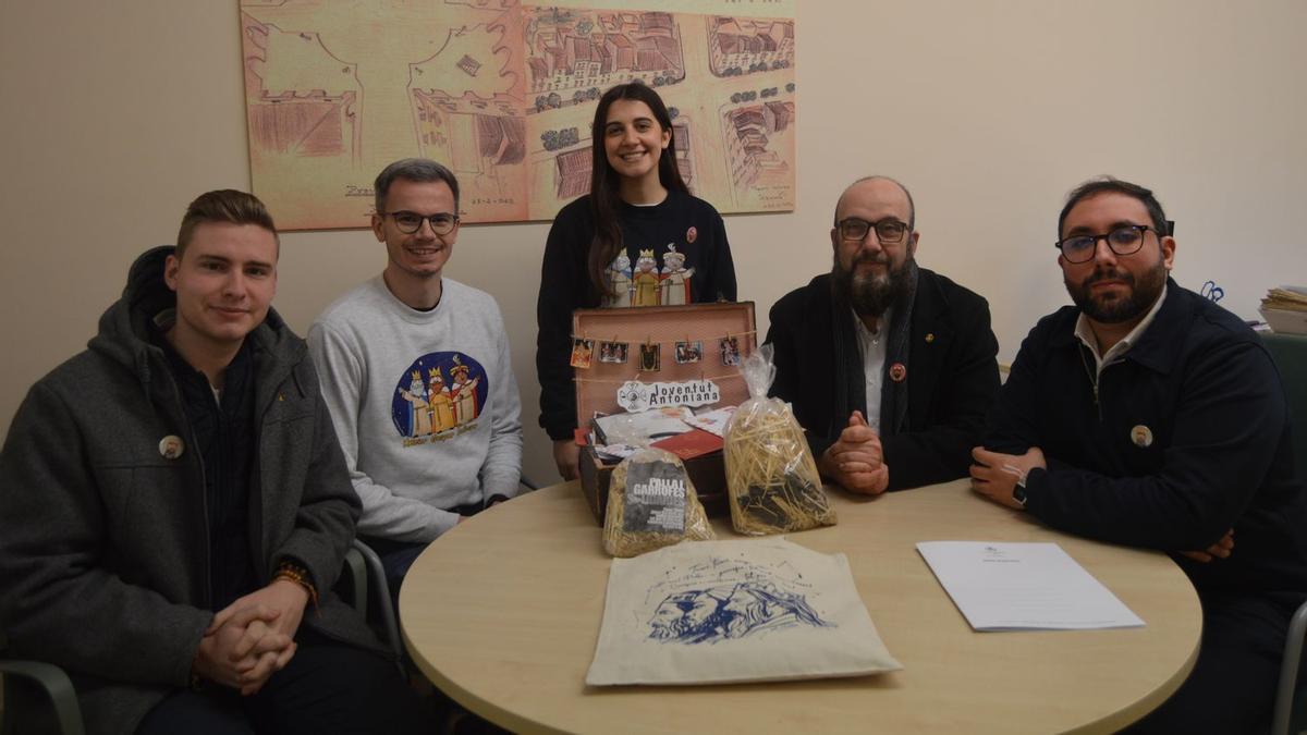 Al acto han asistido Marta Usó Folch y Albert Arrufat Andreu, presidenta y vicepresidente de la Asociación, así como Abel Peset, voluntario de Joventut Antoniana, que han hecho entrega de las cartas a Miguel Ramos, archivero municipal, y al personal del Archivo para su conservación definitiva.
