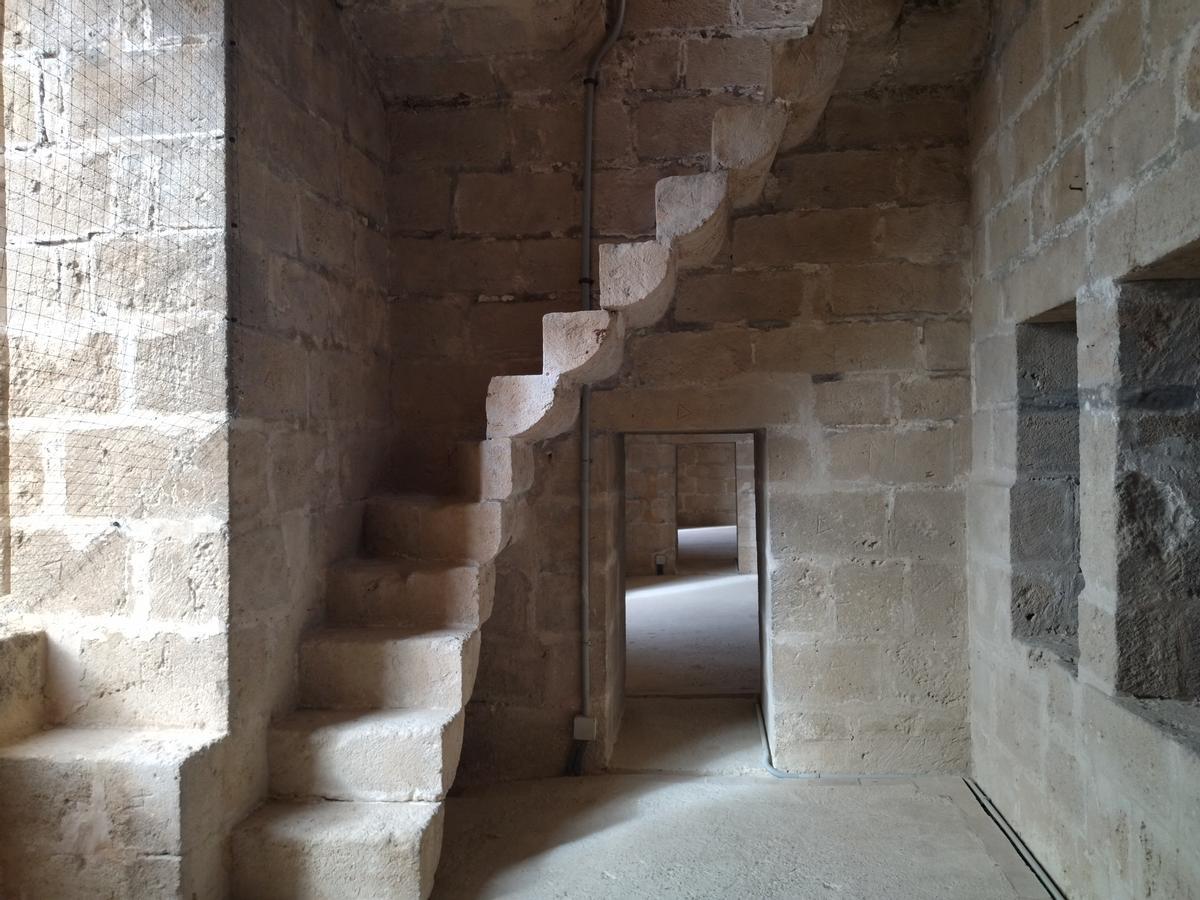 La peculiar escalera de acceso al triforio
