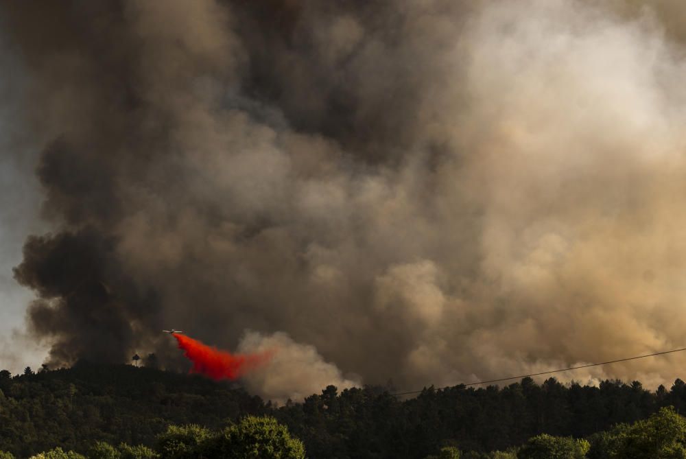 Los servicios de emergencia intentan sofocar las llamas por tierra y por aire.