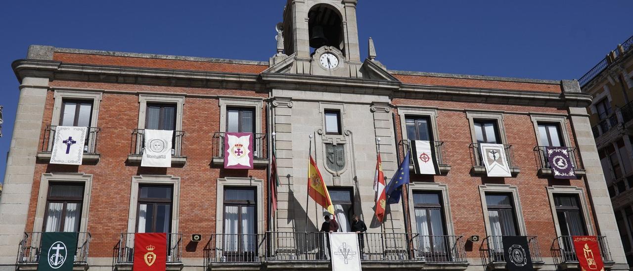 La fachada del Ayuntamiento, con la mayor parte de los reposteros colocados