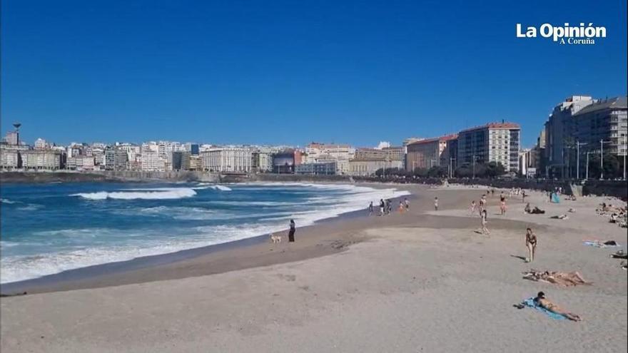 Suben las temperaturas y las playas de A Coruña presentan una estampa de verano