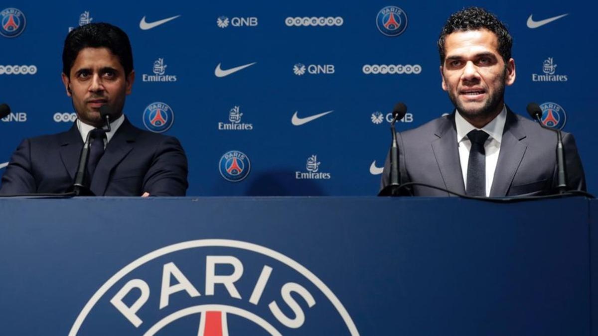 Alves se presentó junto al presidente del PSG