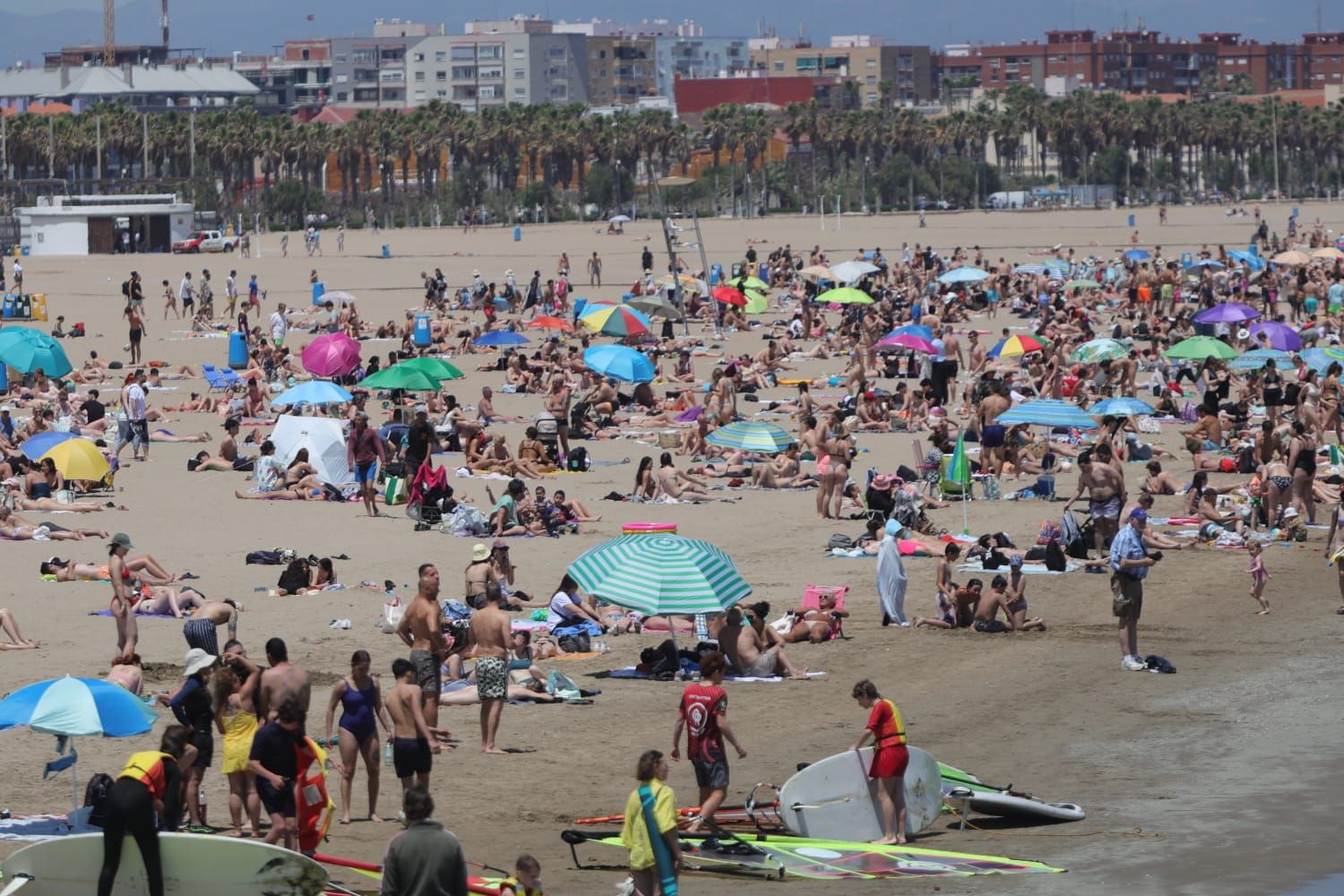 La playa de la Malvarrosa, abarrotada a finales de mayo