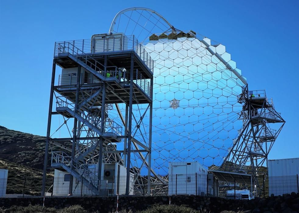 Pedro Duque inaugura el primer telescopio de la Red Cherenkov en La Palma