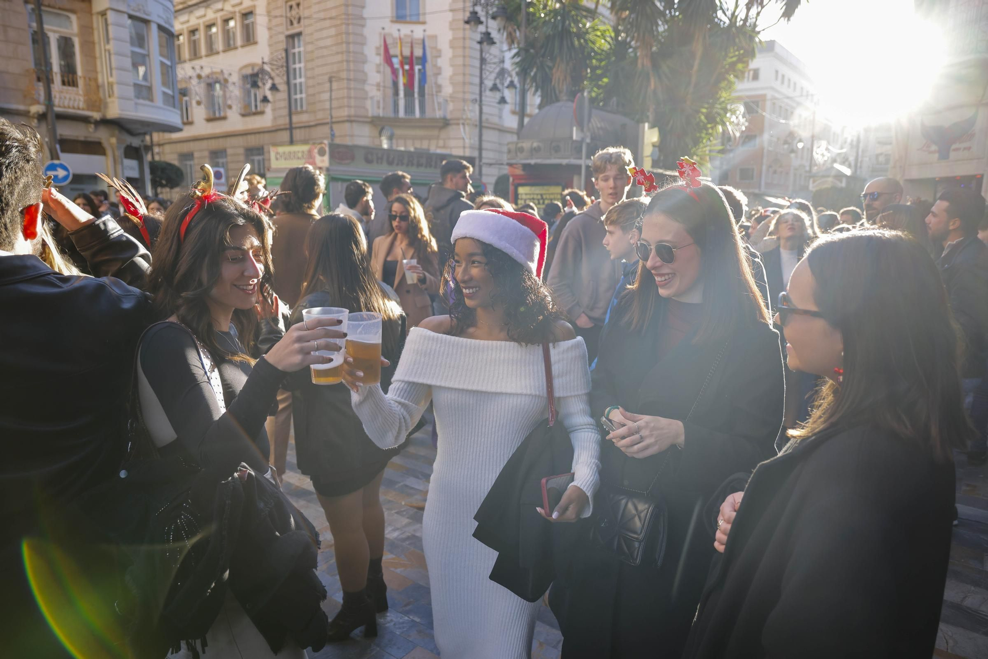 Las calles de Cartagena vibran con el 'tardeo' de Nochebuena