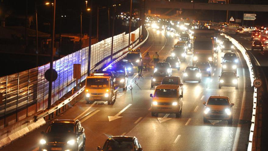 El tráfico circula lento y con dificultad en la A-30, a la altura de Ronda Norte.