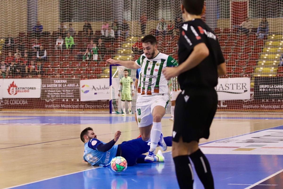 Lucas Perin, en una acción del partido entre el Córdoba Futsal y el Movistar Inter.