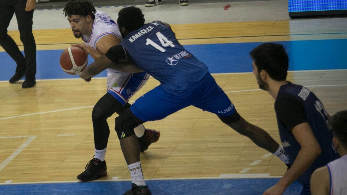 El jugador del Liberbank Oviedo Baloncesto Kabasele defiende a Zohore, del HLA Alicante