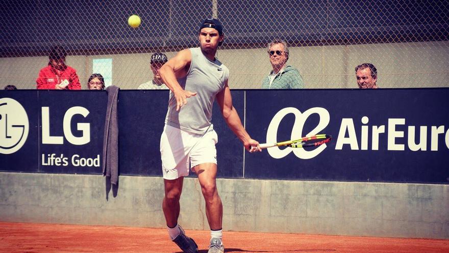 Nadal empezó el lunes a entrenar en su academia sobre pista de tierra.