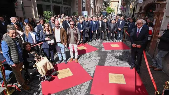 Cedelco homenajea a empresarios ilicitanos con placas en la Calle Trinquet