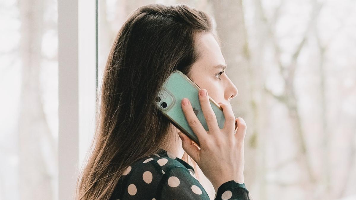 Una joven habla por teléfono