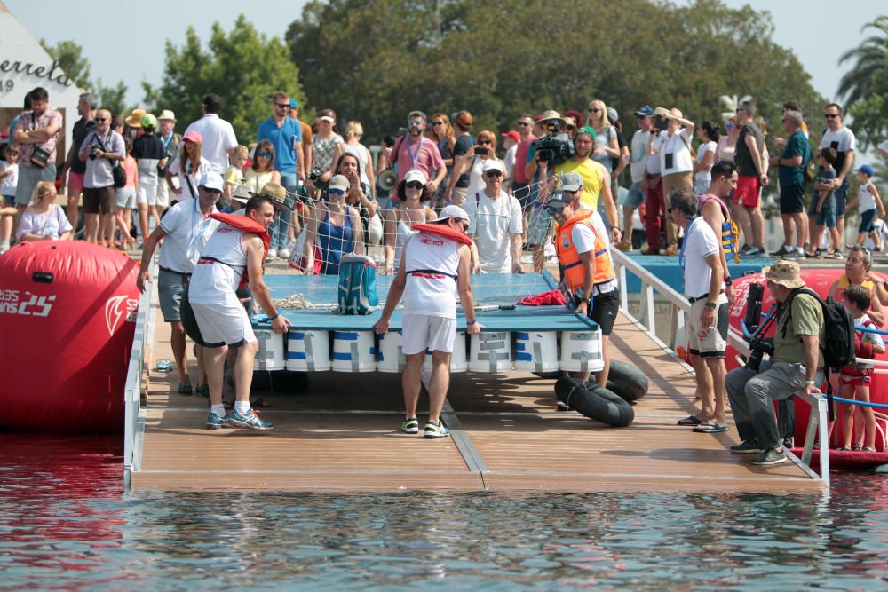 Regata de barcos locos en La Marina de València