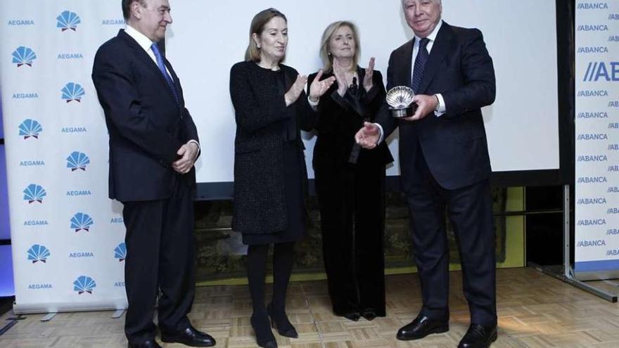 Desde la izquierda, Julio Lage, presidente de Aegama; la ministra Ana Pastor; Loreto Arias, viuda de Victoriano Reinoso, y el empresario Clemente González Soler, de Alibérico. // Manuel Seijas/Lalínpress