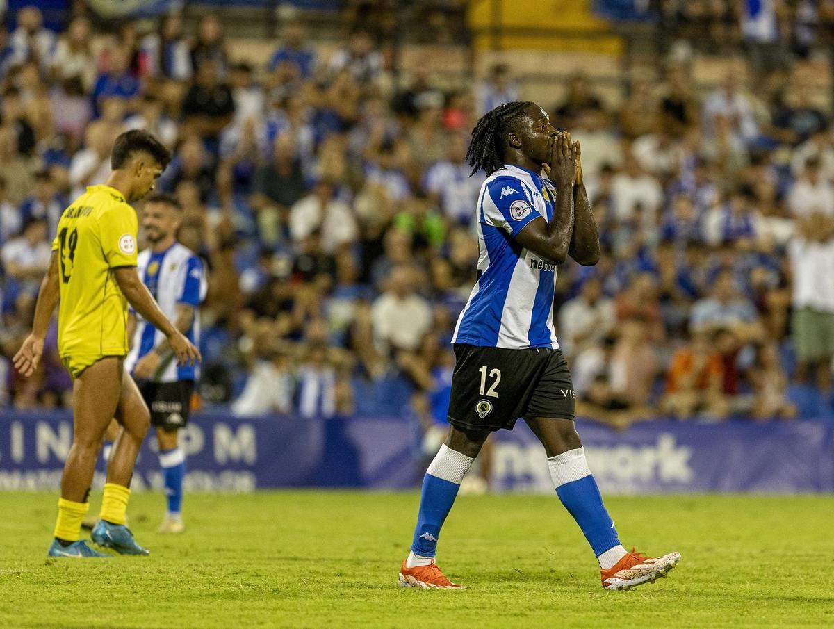 Richie Dapaah se lamenta de una acción durante un partido con el Hércules en Alicante.