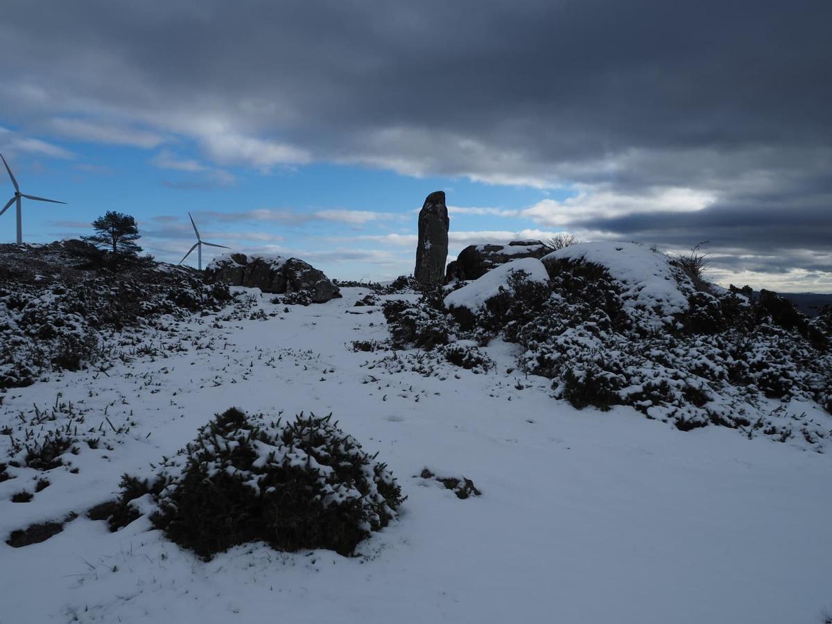 El manto de nieve en el monte do Seixo, el  pico más alto de la sierra de O Cando