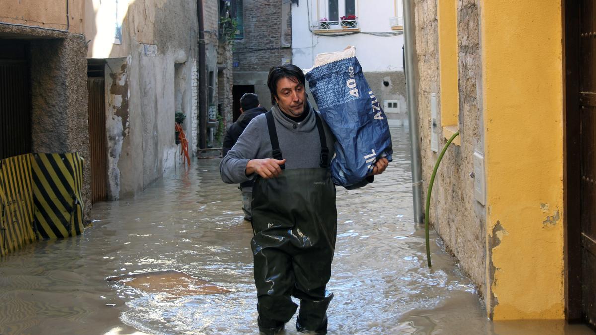 TUDELA, 12/12/2021.-Vista de la crecida del Ebro, que avanza por la Ribera de Navarra, dejando inundaciones en localidades como Tudela,en la imagen, y la presidenta María Chivite ha anunciado que pedirá la declaración de área de desastre natural por el temporal, que ha dejado dos fallecidos, el cuerpo de uno de los cuales ha sido rescatado hoy. La presidenta del Gobierno de Navarra, María Chivite, ha anunciado, en el transcurso de una visita a localidades de la Zona media y la Ribera afectadas por las inundaciones, que solicitará al Estado la declaración de área de desastre natural.- EFE / Juan Antonio Martínez  Tudela [Municipio]