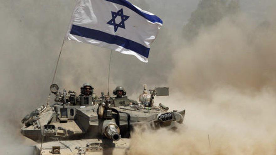 Tanque israelí portando la bandera del país de Oriente Próximo.