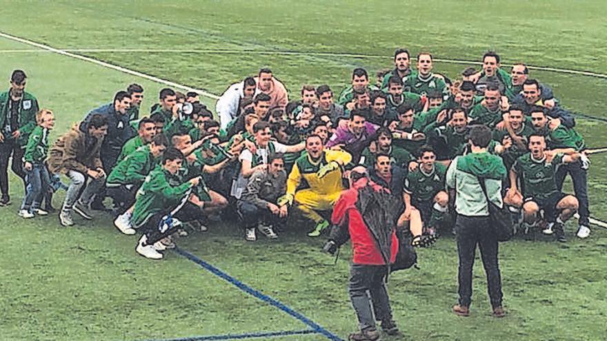 Los jugadores del Colloto celebran el ascenso