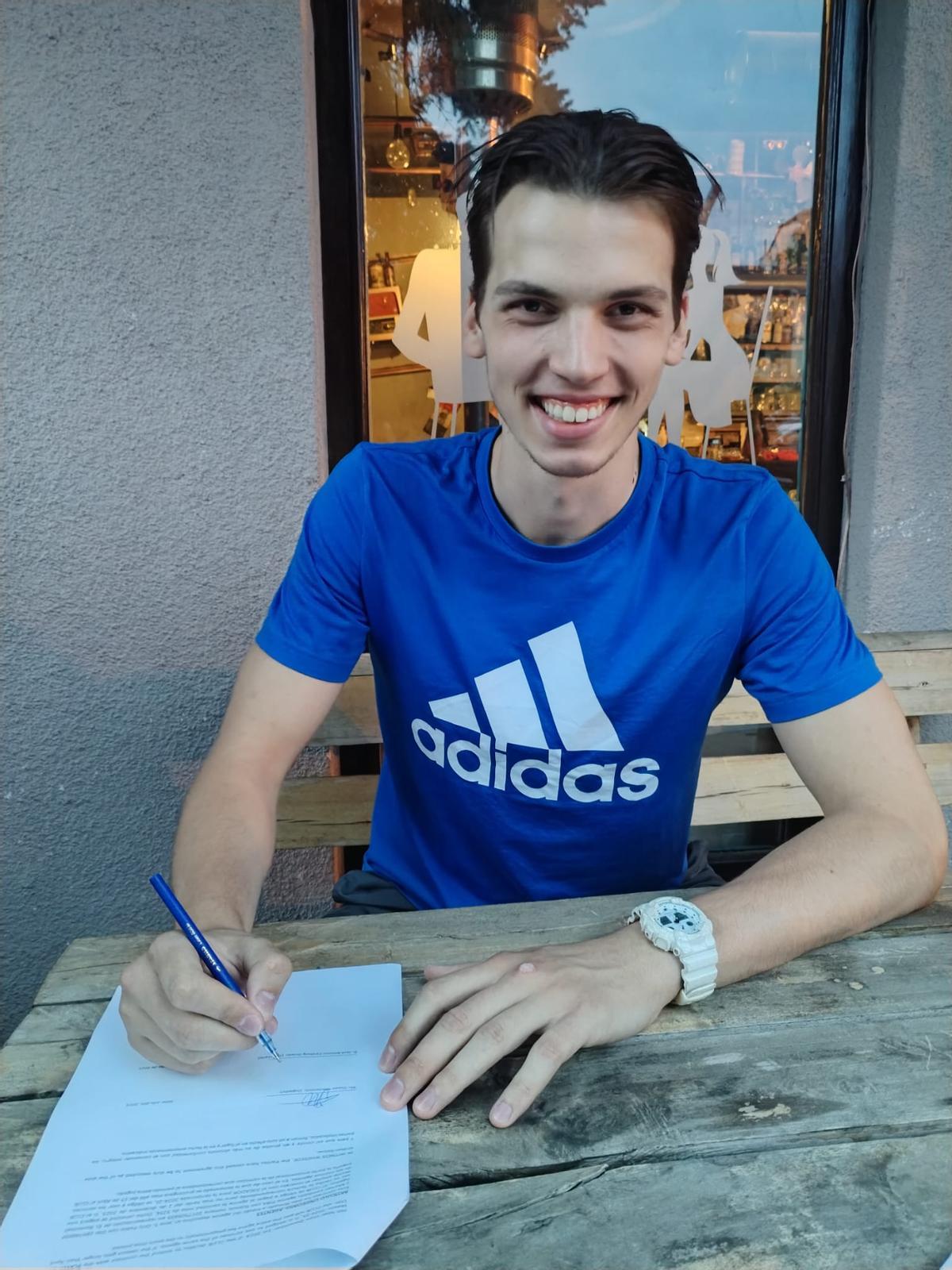 Dusan Marjanovic firmando el contrato con el Eset.