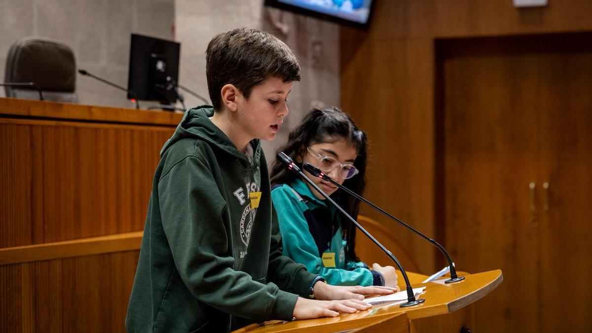 Decenas de escolares de Aragón se vuelven diputados de las Cortes por un día
