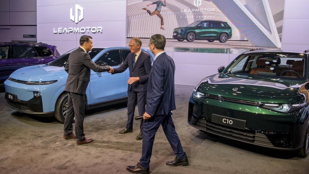 El modelo 'B10' de Leapmotor, que podría fabricarse en Zaragoza, durante su presentación en el Salón del Automóvil de París el pasado octubre.