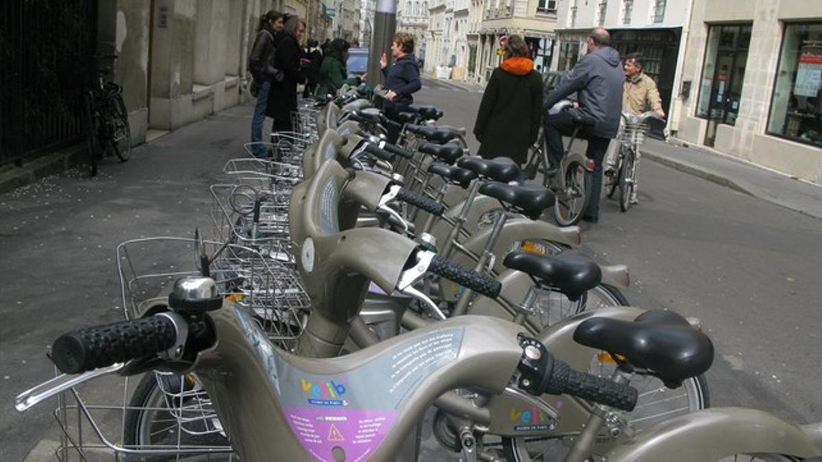 Usuarios del servicio público de bicicletas Vélib, en París.