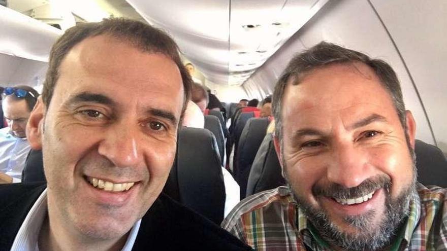 Los regidores Enrique Cabaleiro y Marcos Besada, dentro del avión, ayer, en la salida del aeropuerto vigués. // DBM