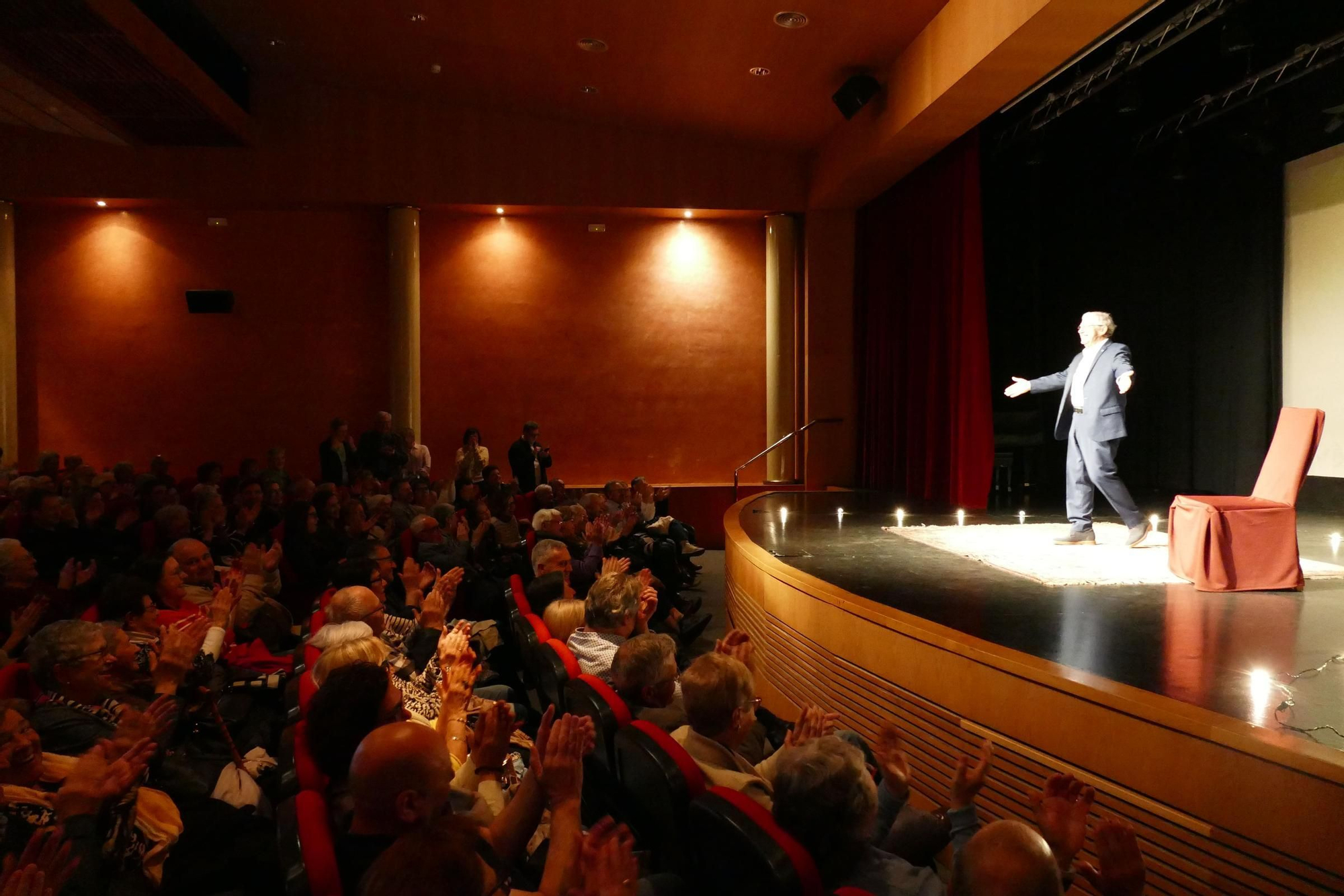 Joan Pera fa un repàs vital entre rialles a Llançà