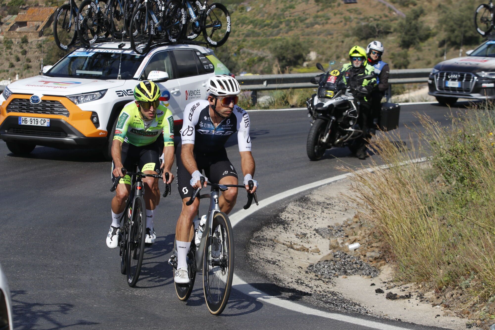La primera etapa de la Vuelta a Andalucía Ruta del Sol, a su paso por el alto de Canillas del Aceituno
