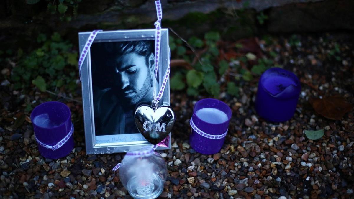 Memorial a las puertas de la casa del cantante George Michael, el viernes 27 de diciembre del 2019