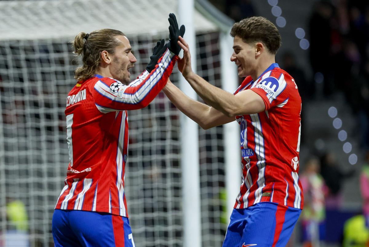 Antoine Griezmann (i) celebra con Julián Álvarez.