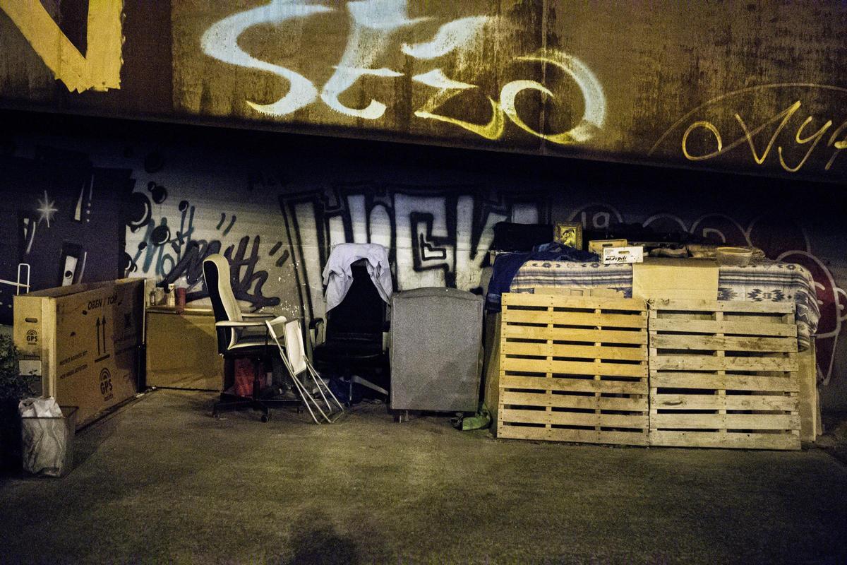 Voluntarios de Cruz Roja realizan el recuento de personas sin hogar en Zaragoza, este miércoles.