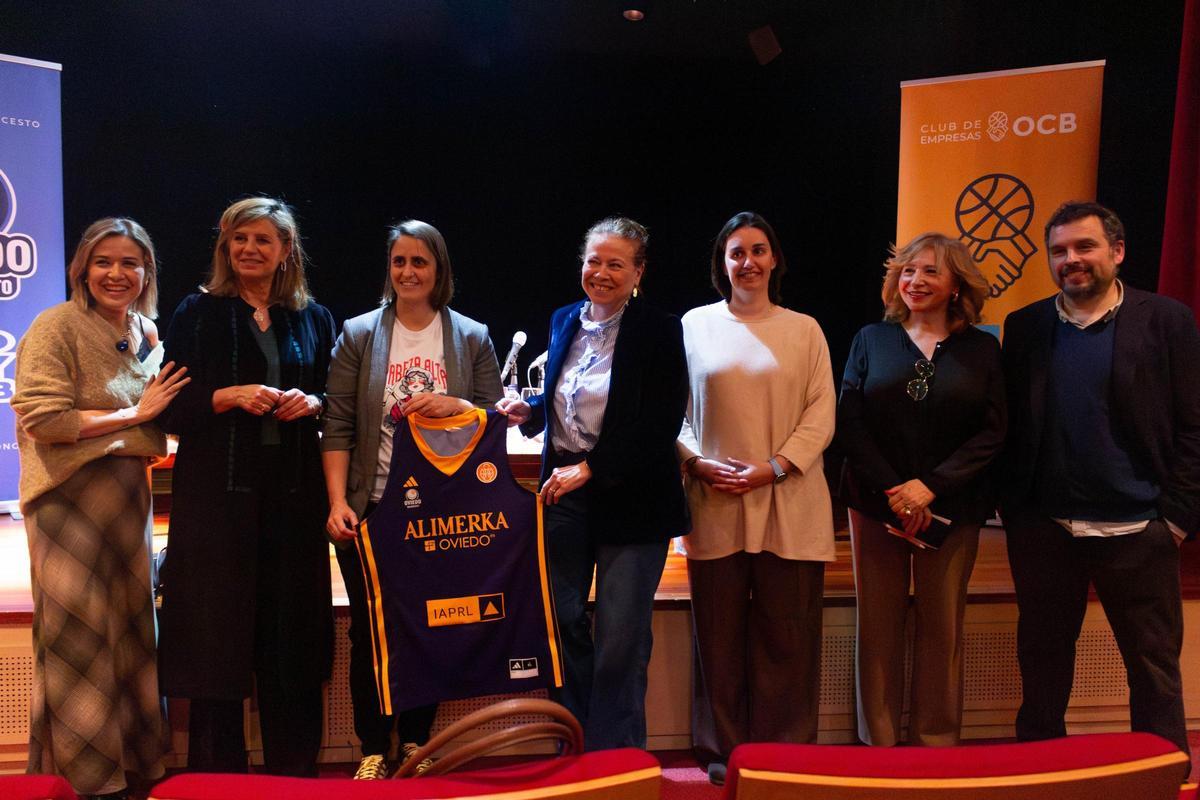 Por la izquierda, Loreto Matilla, Conchita Méndez, Manuela Ena Fernández, Miryam Hernández, Paula Bergel, Carmen Menéndez y Fernando García.