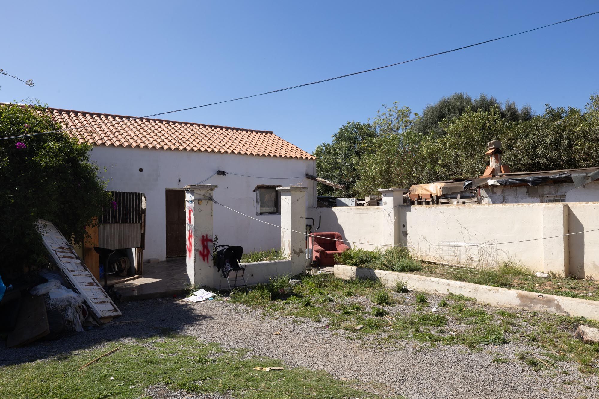 Imágenes dekl desalojo de 14 familias en el Rustik en Cas Serres