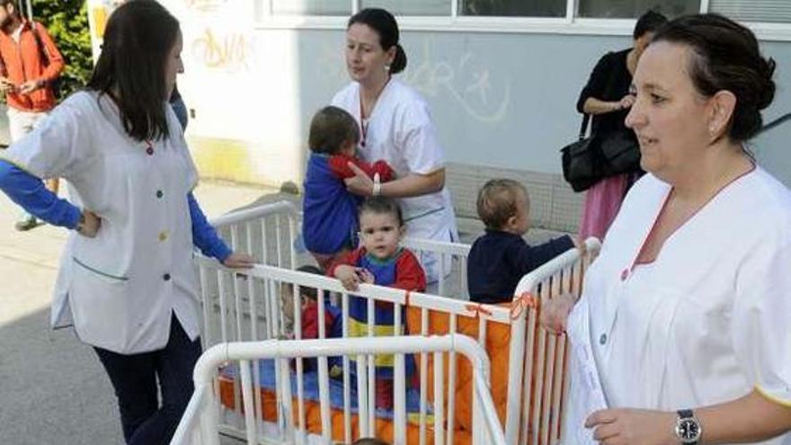 Los menores de la guardería durante la evacuación.