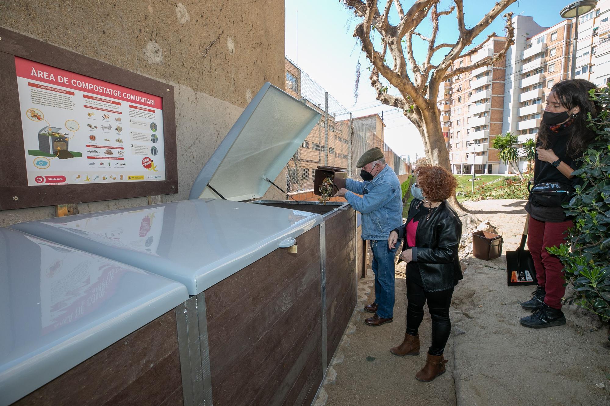 La teniente de alcalde Encarna García asistió al estreno de los compostadores comunitarios del Grup Sant Jordi