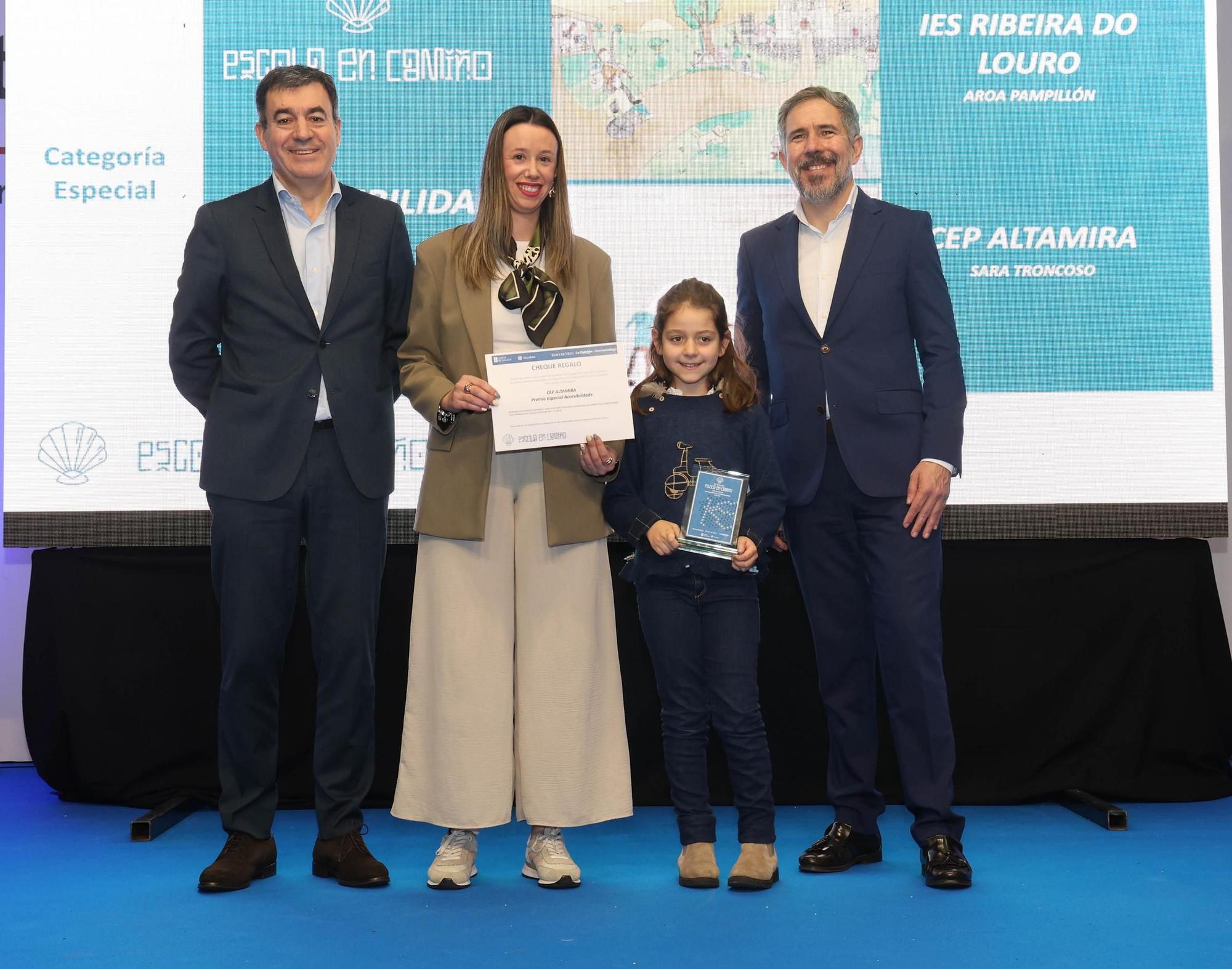 Sara Troncoso recolle o galardón polo debuxo «O Camiño de Santiago».