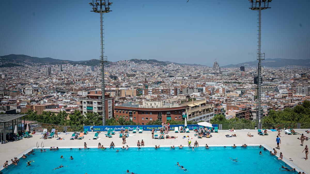 Barcelona 23-07-2022 Barcelona. Ola de calor. Ambiente piscinas olímpicas montjuic. AUTOR: MANU MITRU.