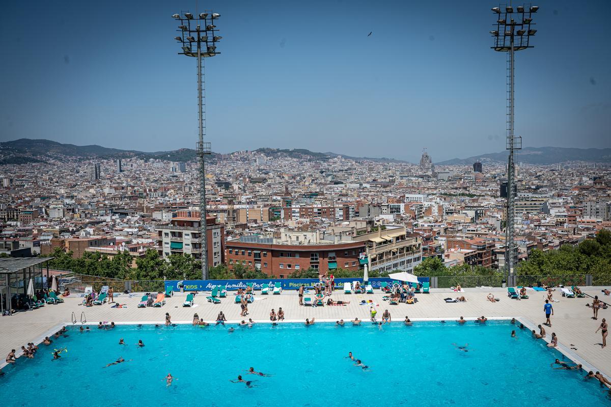 Ambiente de la piscina de Montjuïc el 23 de julio de 2022, en la segunda de las tres olas de calor que vivió Barcelona el verano pasado.