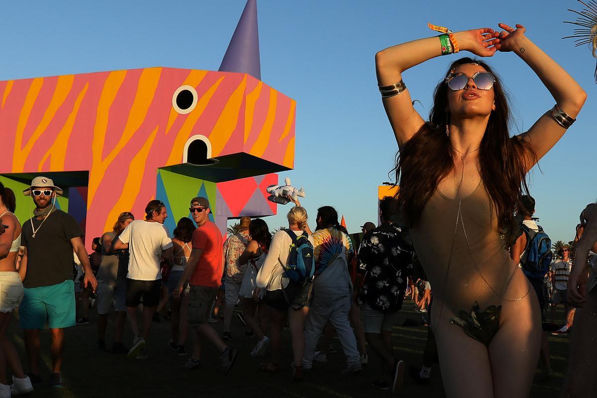 Una mujer baila en el Festival de Coachella. 