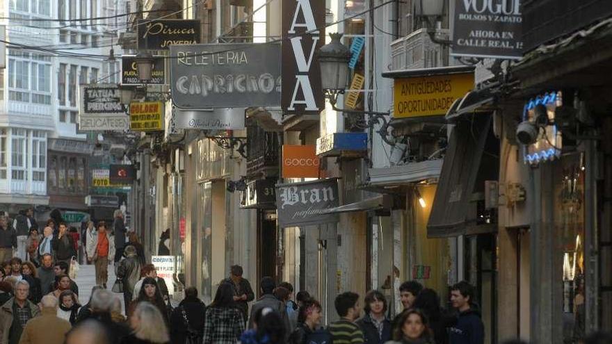 Panorámica de la calle Real con viandantes. fran martínez