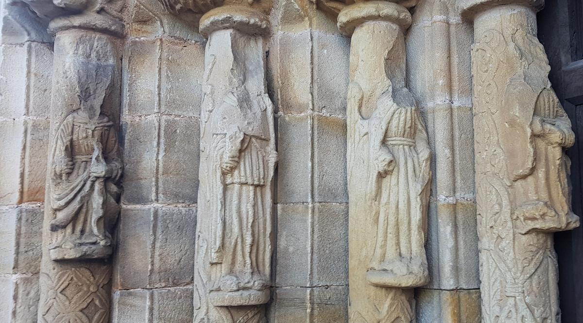 Grupo escultórico de la izquierda en la entrada a la Iglesia de Santa María de La Oliva.