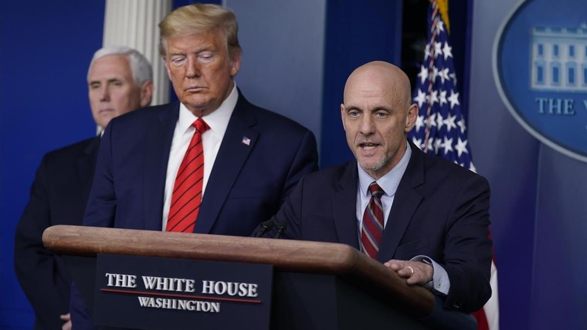 Trump da una rueda de prensa junto al doctor Stephen Hahn, responsable de la Agencia estadounidense de Fármacos y Alimentos (derecha) y el vicepresidente Mike Pence, el 19 de marzo del 2020