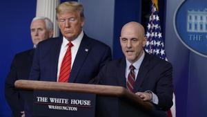 Trump da una rueda de prensa junto al doctor Stephen Hahn, responsable de la Agencia estadounidense de Fármacos y Alimentos (derecha) y el vicepresidente Mike Pence.