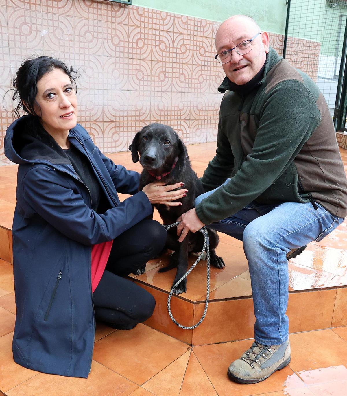 Iris, con la vicepresidenta de la Asociación, Maite Posada-Curros, y el presidente, Andrés León.