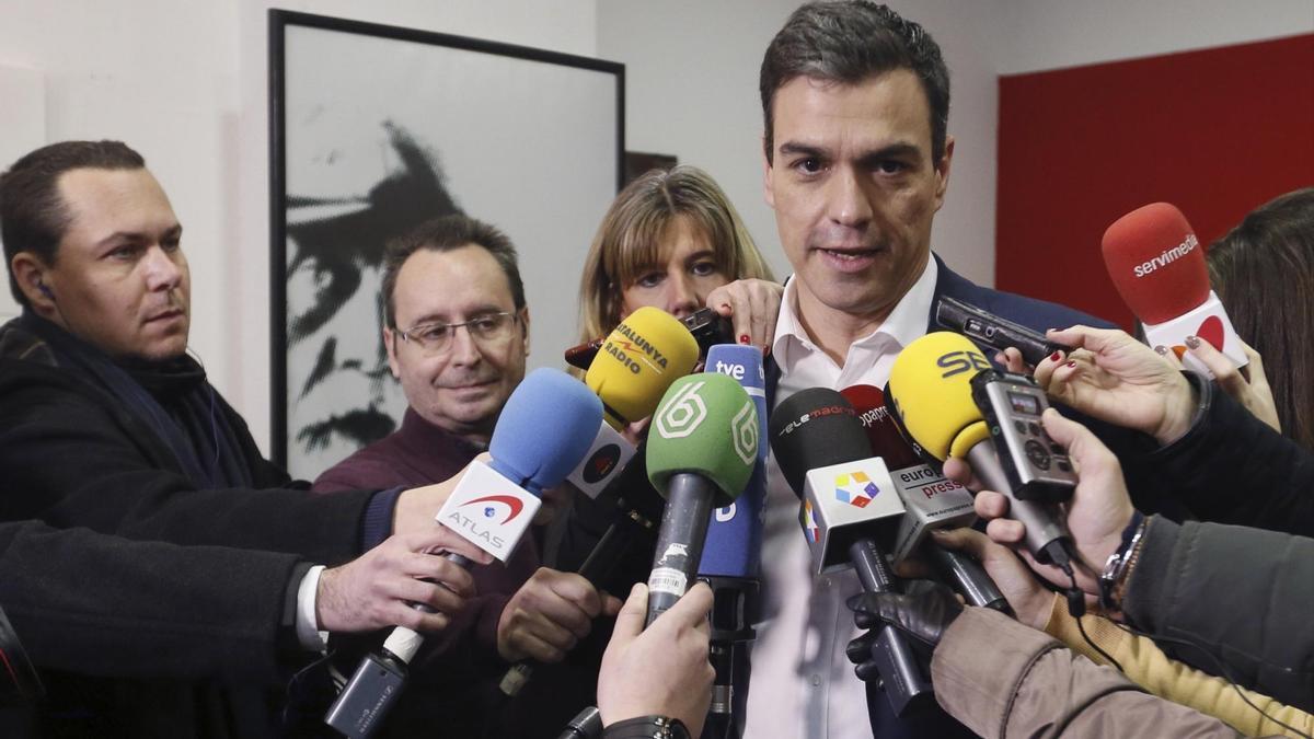 El secretario general del PSOE, Pedro Sánchez, contesta a las pregunta de los periodistas a su salida de la Agrupación Socialista de Pozuelo de Alarcón, tras despositar su voto en la consulta a los militantes socialistaS. / EFE